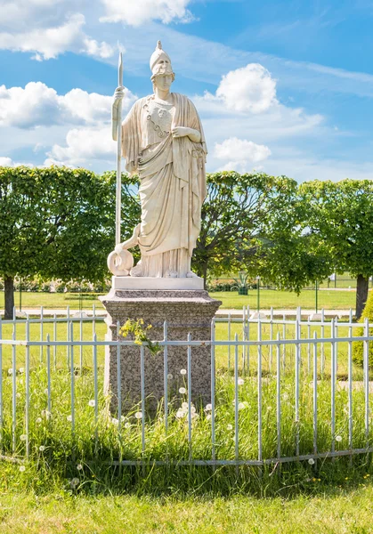 Athena sculpture in Lower Gardens of Peterhof. — Stock Photo, Image