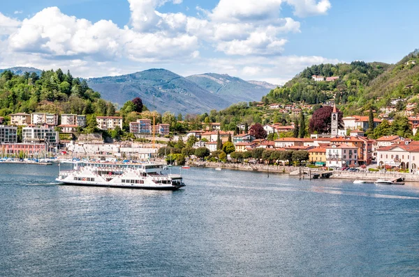 Laveno-Mombello en el lago Maggiore, Varese, Italia — Foto de Stock