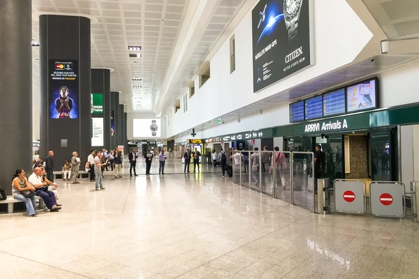 Salão de chegadas do Aeroporto Internacional de Malpensa — Fotografia de Stock