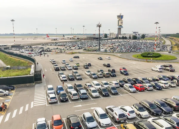 Екстер'єр парковка в аеропорту Мілан-Мальпенза міжнародного — стокове фото