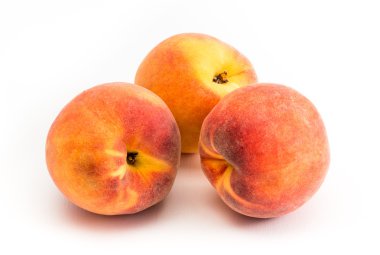 Beyaz arka plan üzerinde izole sarı şeftali