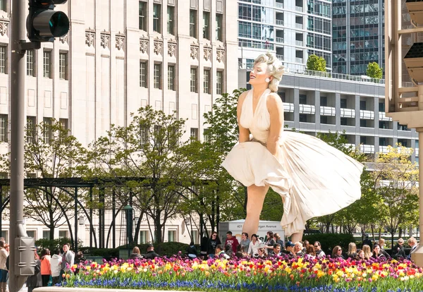 Navždy Marilyn Monroe sochařství po Michigan avenue v Chicagu — Stock fotografie