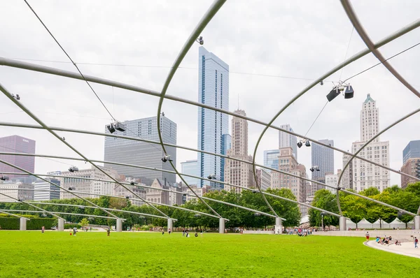 Jay Pritzker Pavilhão no Millennium Park no centro de Chicago . — Fotografia de Stock