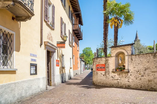 Narrow street in the Old Town of Ascona, Switzerland — Stock Photo, Image