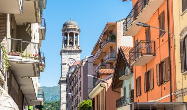 Kilisenin çan kulesi Verbania içi, İtalya ile göster