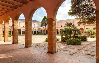 Terrasini, Sicilya, İtalya - 26 Eylül 2020: Aumale Sarayı, Terrasini Bölgesel Doğa Tarihi Müzesi, Palermo ili.