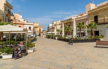 Terrasini, Sicilya, İtalya - 24 Eylül 2020: Sicilya Palermo, Sicilya 'da Terrasini' nin merkezinde açık hava barları ve restoranları olan Duomo Meydanı manzarası