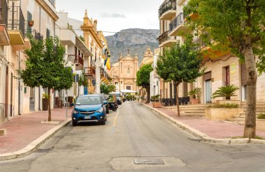 Terrasini, Sicilya, İtalya - 25 Eylül 2020: Palermo ili Terrasini 'nin merkezinde dar sokaklar.