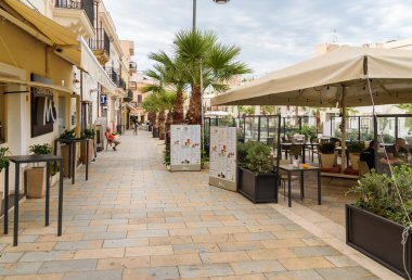 Terrasini, Sicilya, İtalya - 24 Eylül 2020: Sicilya Palermo, Sicilya 'da Terrasini' nin merkezinde açık hava barları ve restoranları olan Duomo Meydanı manzarası