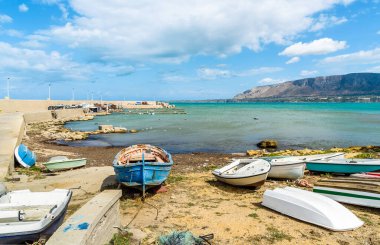 Trappeto 'da küçük limanı ve eski tekneleri olan deniz manzarası, Palermo, Sicilya, İtalya