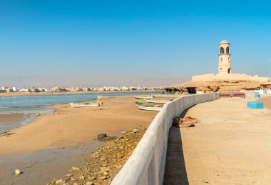 Al Ayjah Deniz feneriyle Sur 'un deniz manzarası sahilde balıkçı tekneleri, Umman Sultanı