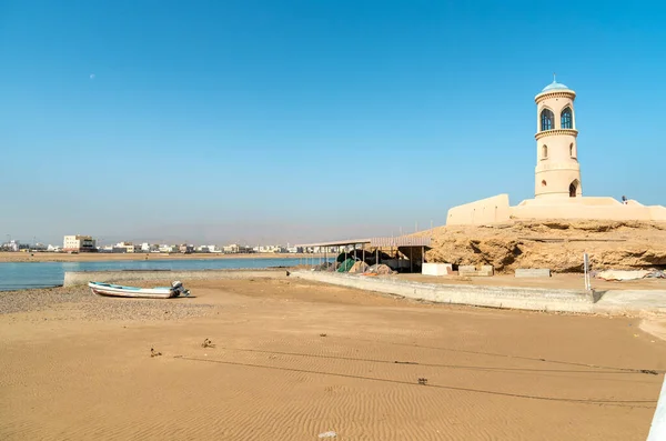 Utsikt Över Ayjah Fyr Med Fiskebåt Stranden Sur Sultanatet Oman — Stockfoto
