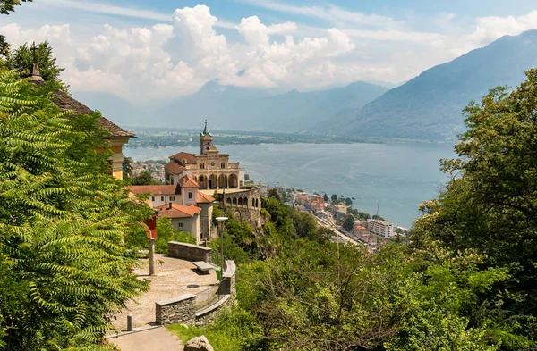 ロカルノ市と湖Maggiore Ticino スイスの上のオルセリーナのマドンナ サッソ保護区の眺め — ストック写真