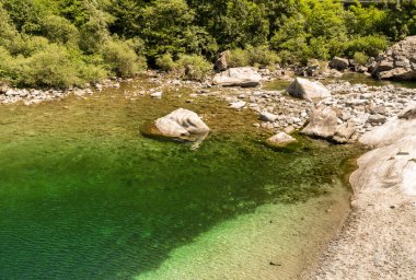 Vallemaggia Gölü 'nün turkuvaz rengi, İsviçre' deki Ticino kantonundaki en uzun Alp Vadisi.