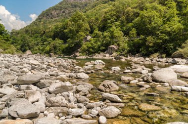 Vallemaggia Gölü 'nün turkuvaz rengi, İsviçre' deki Ticino kantonundaki en uzun Alp Vadisi.