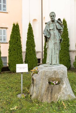 Beato Antonio Rosmini anıtı Mattarella Tepesi, Domodossola, Piedmont, İtalya 'daki Kutsal Calvary Dağı' ndaki Haç Sığınağı 'nın yakınında.