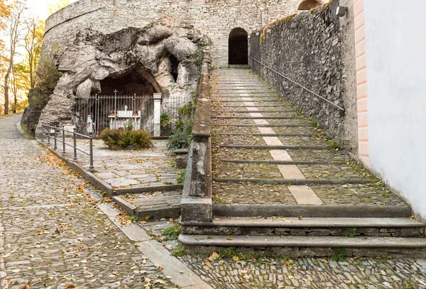 เขาอ ของ Domodossola นสถานท ของโรม นคาทอล กบนเน นเขา Mattarella Piedmont — ภาพถ่ายสต็อก