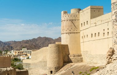 Umman Sultanlığı 'ndaki Djebel Akhdar' ın eteğindeki Bahla Kalesi. Unesco Dünya Mirası Sitesi.