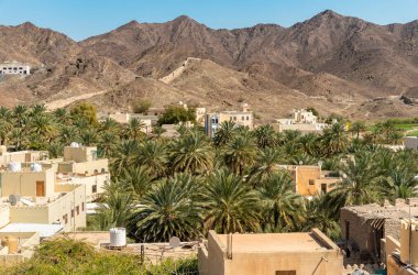 Umman Sultanlığı 'ndaki Djebel Akhdar' ın eteğindeki eski Bahla kasabasının manzarası. Unesco Dünya Mirası Sitesi.