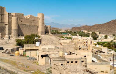 Umman Sultanlığı 'ndaki Djebel Akhdar' ın eteklerindeki Bahla Kalesi ve eski kasaba manzarası. Unesco Dünya Mirası Sitesi.