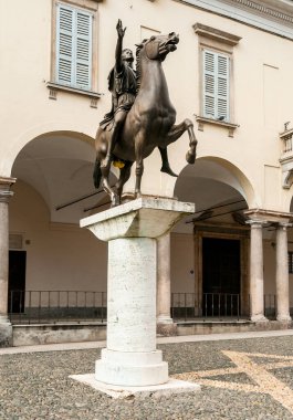 Pavia, Lombardy, İtalya Katedrali önündeki bölgesel bronz heykel