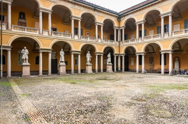 Pavia Üniversitesi 'nin avlusu, İtalya' nın tarihi merkezi Pavia, Lombardy 'de Legal Portico olarak adlandırılır.
