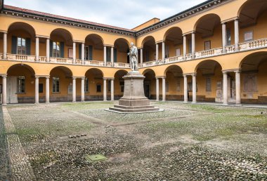 Pavia, Lombardy, İtalya 'daki Alessandro Volta Üniversitesi Heykeli ve avlusu