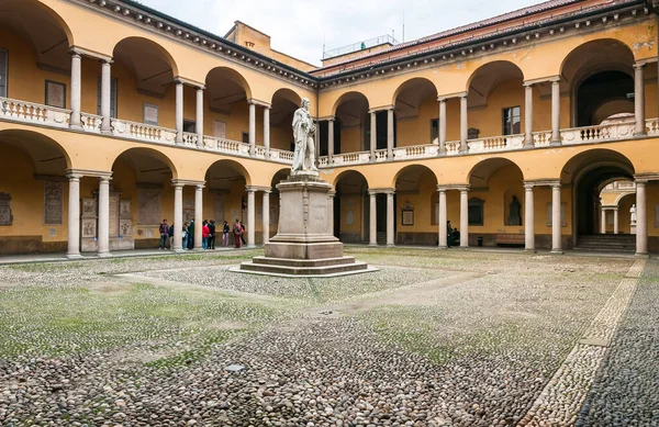 Pavia Lombardei Italien Februar 2014 Die Statue Und Der Innenhof — Stockfoto
