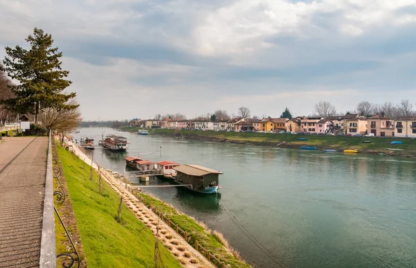 Krajobraz Rzeki Ticino Pawii Łodzi Kolorowych Domów Lombardia Włochy — Zdjęcie stockowe