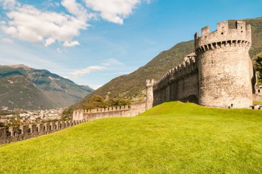 Montebello Şatosu, Bellinzona, Ticino, İsviçre 'nin doğusundaki kayalık bir tepede yer almaktadır.
