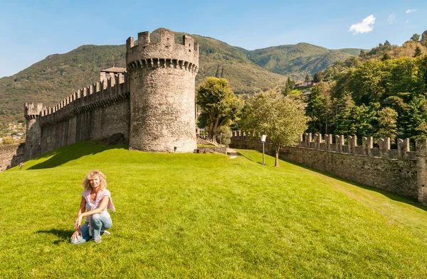 Ung Kvinna Sitter Den Gröna Gräsmattan Montebello Slott Bellinzona Stad — Stockfoto