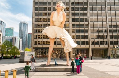 Chicago, Illinois, ABD - 13 Nisan 2012: Forever Marilyn Monroe 'nun devasa bir heykeli, Seward Johnson tarafından tasarlanmıştır.