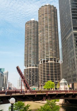 Chicago şehir merkezi manzaralı Chicago Nehri, Illinois, ABD