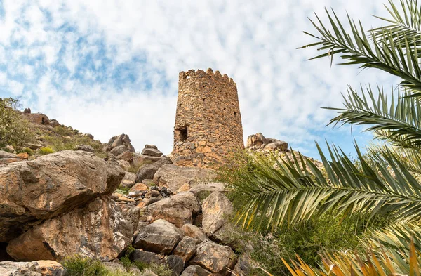 Ruínas Torre Com Bandeira Omani Nas Colinas Antiga Aldeia Misfat — Fotografia de Stock
