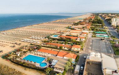 Sabahın erken saatlerinde Versilia, Toskana, İtalya 'daki Marina di Pietrasanta plajının hava manzarası.