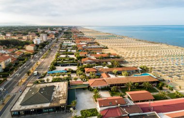 Sabahın erken saatlerinde Versilia, Toskana, İtalya 'daki Marina di Pietrasanta plajının hava manzarası.