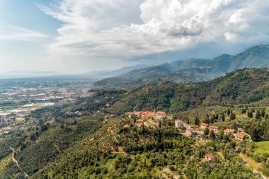 İtalya 'nın Lucca kentindeki Versilia tepesinin tepesindeki Toskana köyü Mommio Castello' nun hava manzarası.