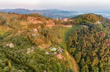 İtalya 'nın Lucca ilindeki Versilia tepesinin tepesinde Toskana köyü Mommio Castello ile manzara