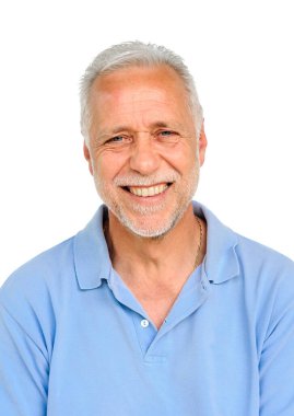 Beyaz arka planda mutlu, olgun bir adamın portresi.