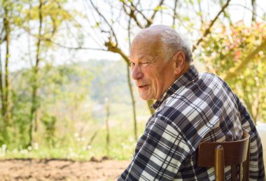 Tek gözle kameraya bakan son sınıf öğrencisinin portresi..