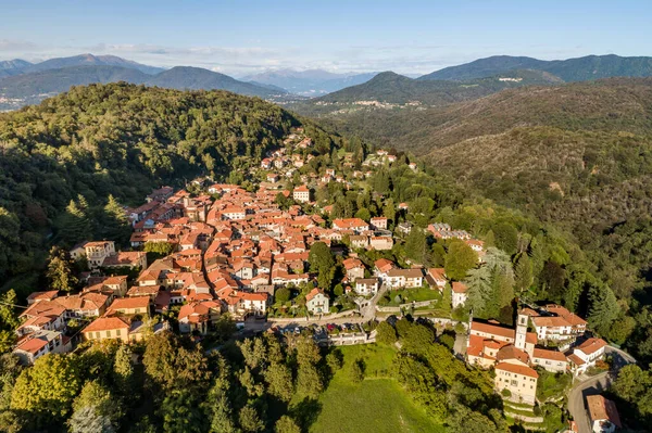 Вид Воздуха Маленькую Итальянскую Древнюю Деревню Castello Cabiaglio Расположенную Провинции — стоковое фото