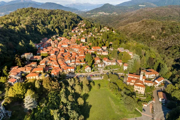 Uitzicht Vanuit Lucht Het Kleine Italiaanse Dorpje Castello Cabiaglio Gelegen — Stockfoto