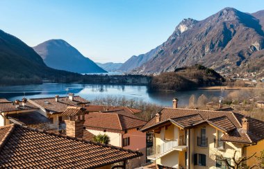 Val Menaggio 'da bulunan ve Como, Lombardy, İtalya' da bir doğa rezervine batırılmış küçük Piano Gölü manzarası.