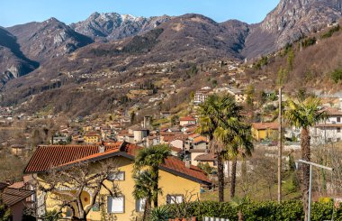 İtalya 'nın Lombardy eyaletinde, Val Menaggio' daki Piano Gölü 'nün üzerindeki Carlazzo adlı küçük dağ köyünün manzarası.