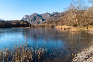 Val Menaggio 'da bulunan ve Como, Lombardy, İtalya' da bir doğa koruma alanında bulunan küçük Piano Gölü 'nün geçidi.