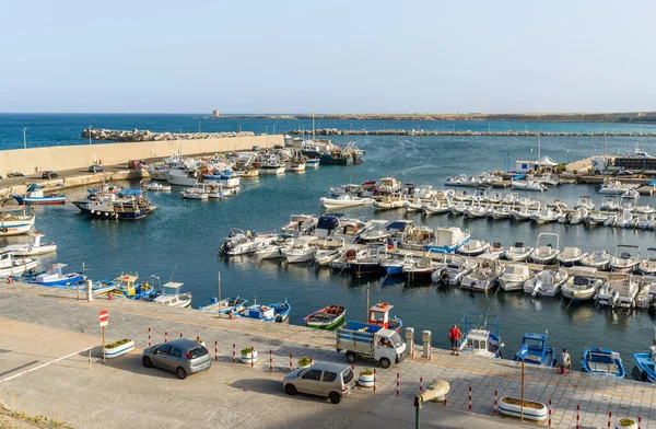 特拉西尼港被定义为一艘渔船 位于意大利西西里的巴勒莫湾 — 图库照片