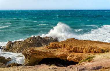 Sicilya Doğa Rezervi, Akdeniz manzarası, Terrasini, İtalya 'nın Palermo ilinde Perciata mağarası ile Cala Maidduzza