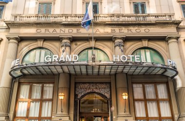 Palermo, Sicilya, İtalya - 6 Ekim 2017 Palermo 'nun merkezindeki tarihi Grand Hotel et des Palmes cephesi.