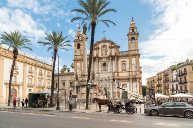 Palermo, Sicilya, İtalya - 5 Ekim 2017: Aziz Dominic kilisesi ve Palermo 'nun merkezinde Lekesiz gebelik sütunuyla Aziz Dominic meydanının keyfini çıkaran insanlar.