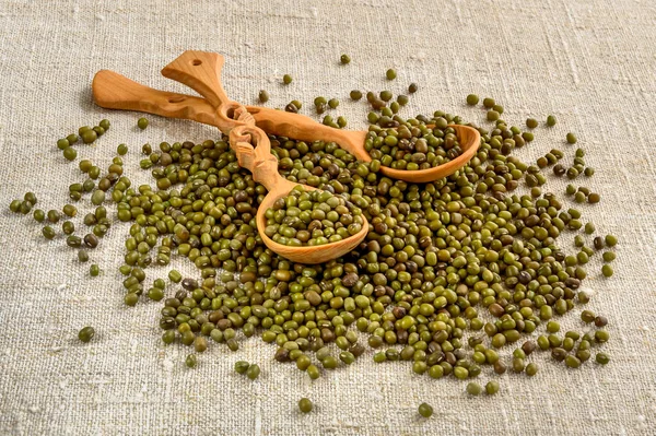 Judías Azuki Verdes Secas Con Cucharas Madera — Foto de Stock